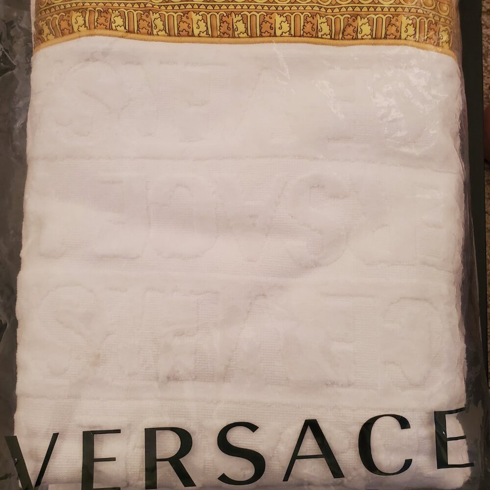 Versace Towel - Picture 7 of 9